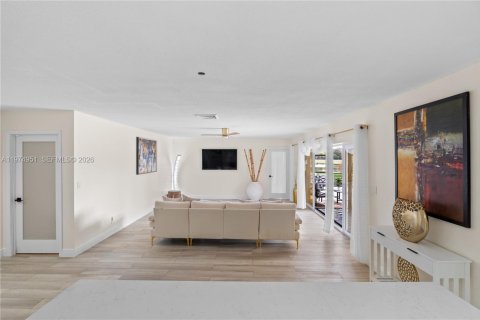 House in Tamarac, Florida 4 bedrooms, 222.22 sq.m. № 2040193 - photo 4