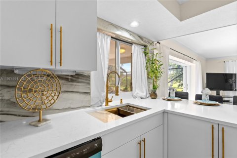 House in Tamarac, Florida 4 bedrooms, 222.22 sq.m. № 2040193 - photo 8