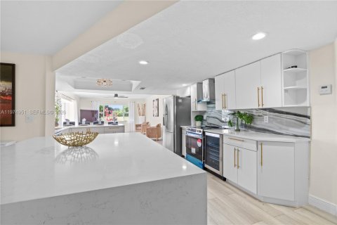 House in Tamarac, Florida 4 bedrooms, 222.22 sq.m. № 2040193 - photo 7