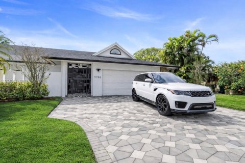 House in Tamarac, Florida 4 bedrooms, 222.22 sq.m. № 2040193 - photo 2