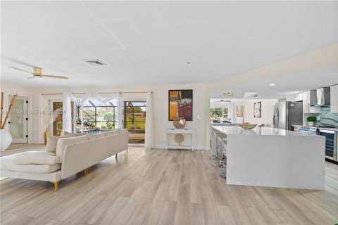 House in Tamarac, Florida 4 bedrooms, 222.22 sq.m. № 2040193 - photo 3