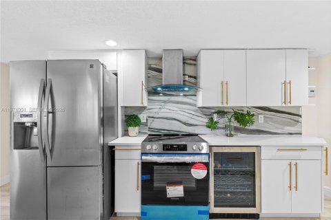 House in Tamarac, Florida 4 bedrooms, 222.22 sq.m. № 2040193 - photo 11