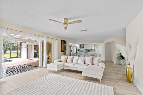 House in Tamarac, Florida 4 bedrooms, 222.22 sq.m. № 2040193 - photo 5