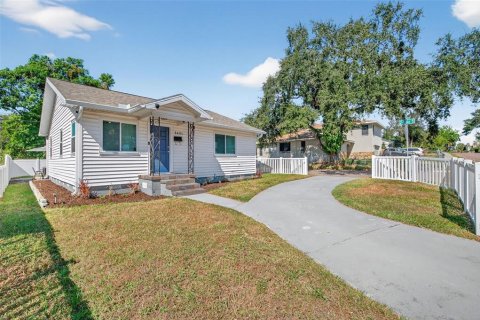 House in Saint Petersburg, Florida 3 bedrooms, 122.63 sq.m. № 2123082
