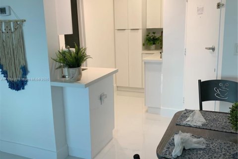 Купить кондоминиум в Майами-Бич, Флорида 37.16м2, № 1985573 - фото 10