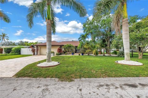House in Seminole, Florida 3 bedrooms, 195.75 sq.m. № 1846378 - photo 2
