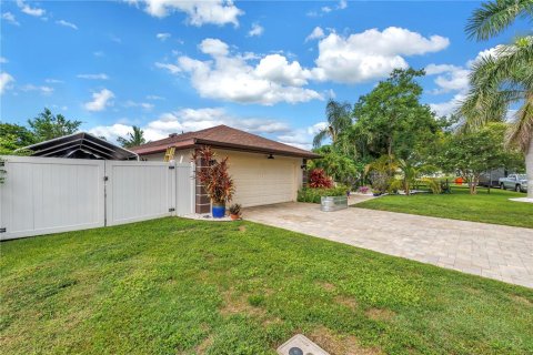 House in Seminole, Florida 3 bedrooms, 195.75 sq.m. № 1846378 - photo 6