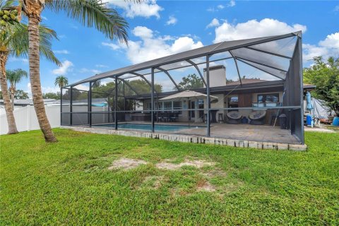 House in Seminole, Florida 3 bedrooms, 195.75 sq.m. № 1846378 - photo 17
