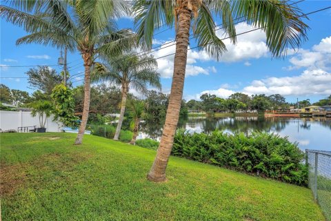 House in Seminole, Florida 3 bedrooms, 195.75 sq.m. № 1846378 - photo 10