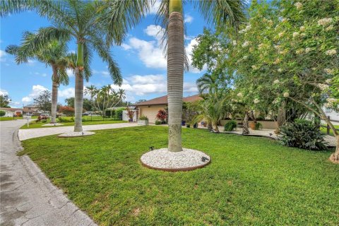 House in Seminole, Florida 3 bedrooms, 195.75 sq.m. № 1846378 - photo 7