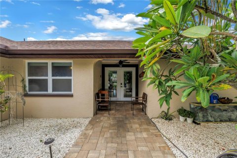House in Seminole, Florida 3 bedrooms, 195.75 sq.m. № 1846378 - photo 8