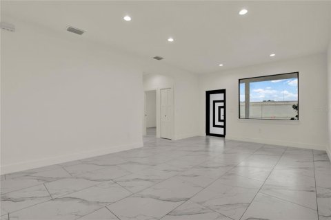 Villa ou maison à vendre à Tampa, Floride: 3 chambres, 133.87 m2 № 2406653 - photo 8