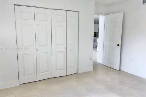 Condo in Hialeah, Florida, 3 bedrooms  № 2042175 - photo 11