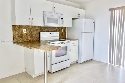 Condo in Hialeah, Florida, 3 bedrooms  № 2042175 - photo 2