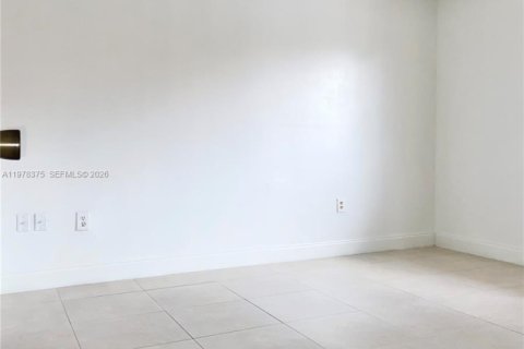 Condo in Hialeah, Florida, 3 bedrooms  № 2042175 - photo 14