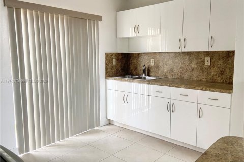 Condo in Hialeah, Florida, 3 bedrooms  № 2042175 - photo 3