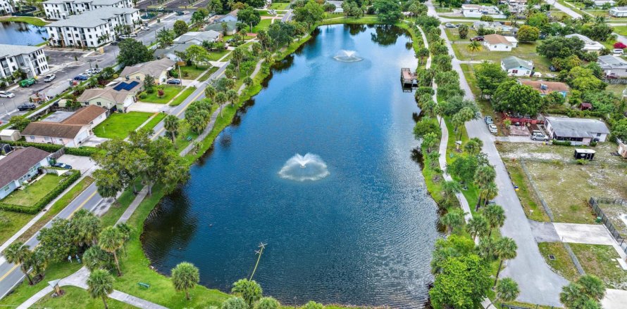 Condo in Palm Springs, Florida, 1 bedroom № 1162061