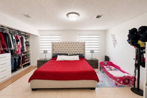 House in Hialeah, Florida 3 bedrooms, 187.94 sq.m. № 2173314 - photo 13