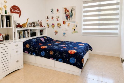 House in Hialeah, Florida 3 bedrooms, 187.94 sq.m. № 2173314 - photo 15