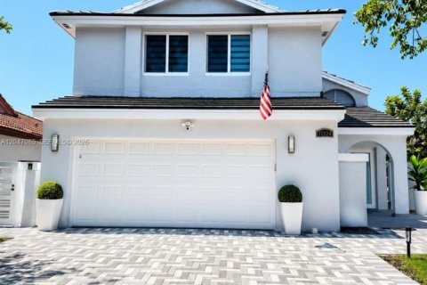 House in Hialeah, Florida 3 bedrooms, 187.94 sq.m. № 2173314 - photo 2