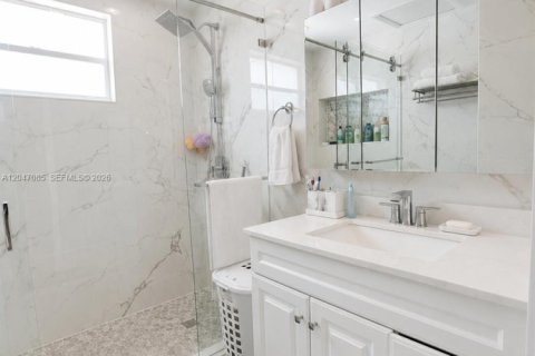 House in Hialeah, Florida 3 bedrooms, 187.94 sq.m. № 2173314 - photo 17