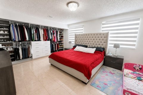 House in Hialeah, Florida 3 bedrooms, 187.94 sq.m. № 2173314 - photo 12