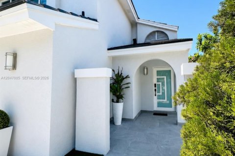 House in Hialeah, Florida 3 bedrooms, 187.94 sq.m. № 2173314 - photo 3