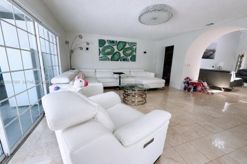House in Hialeah, Florida 3 bedrooms, 187.94 sq.m. № 2173314 - photo 9