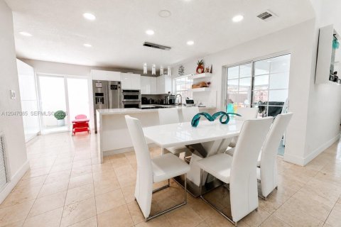 House in Hialeah, Florida 3 bedrooms, 187.94 sq.m. № 2173314 - photo 6