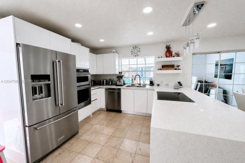 House in Hialeah, Florida 3 bedrooms, 187.94 sq.m. № 2173314 - photo 5