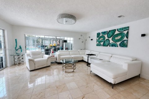 House in Hialeah, Florida 3 bedrooms, 187.94 sq.m. № 2173314 - photo 10