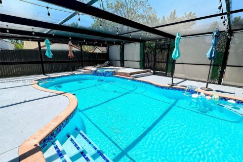 House in Hialeah, Florida 3 bedrooms, 187.94 sq.m. № 2173314 - photo 25