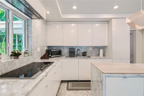 Снять в аренду виллу или дом в Лодердейл-бай-те-Си, Флорида 2 спальни, 167.5м2, № 2018385 - фото 16