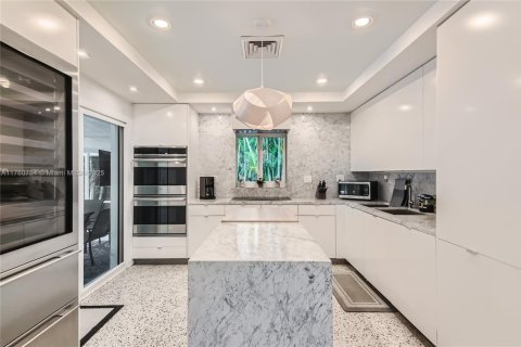 Снять в аренду виллу или дом в Лодердейл-бай-те-Си, Флорида 2 спальни, 167.5м2, № 2018385 - фото 15