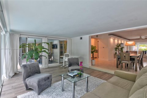 Снять в аренду виллу или дом в Лодердейл-бай-те-Си, Флорида 2 спальни, 167.5м2, № 2018385 - фото 18