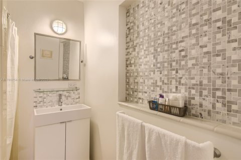 Снять в аренду виллу или дом в Лодердейл-бай-те-Си, Флорида 2 спальни, 167.5м2, № 2018385 - фото 29