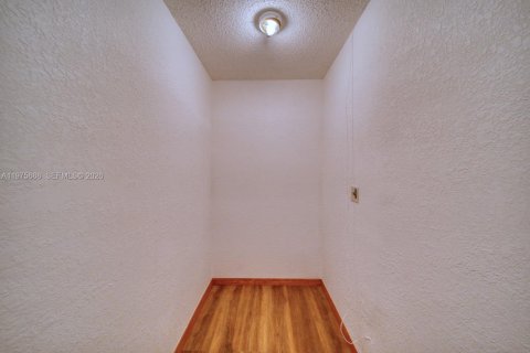 Casa en venta en Miami, Florida, 3 dormitorios, 135.73 m2 № 2040146 - foto 25