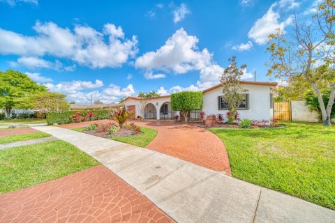Casa en venta en Miami, Florida, 3 dormitorios, 135.73 m2 № 2040146 - foto 2