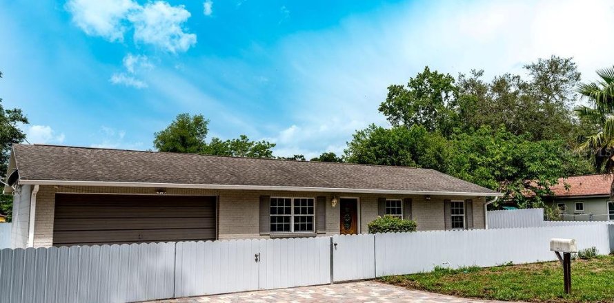 House in Brooksville, Florida 3 bedrooms, 129.6 sq.m. № 1749412
