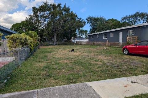 Terreno en venta en Hollywood, Florida № 1965956 - foto 1