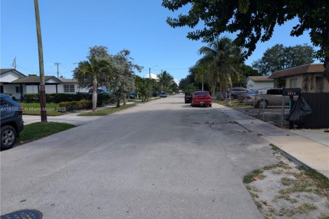 Terreno en venta en Hollywood, Florida № 1965956 - foto 5