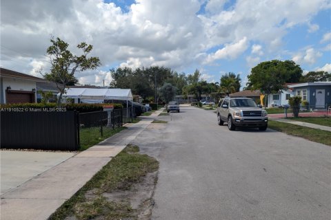 Terreno en venta en Hollywood, Florida № 1965956 - foto 2