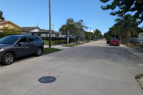 Terreno en venta en Hollywood, Florida № 1965956 - foto 6