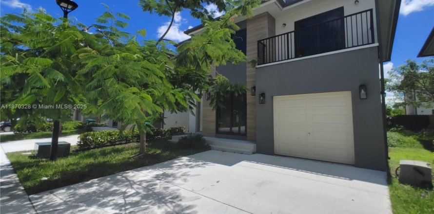House in Florida City, Florida 5 bedrooms, 176.7 sq.m. № 1895597