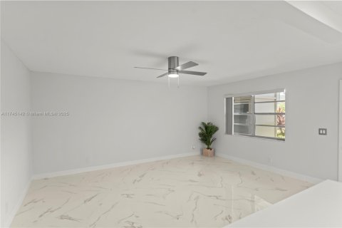 Condo in Delray Beach, Florida, 2 bedrooms  № 1492810 - photo 11