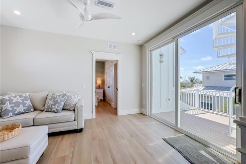 House in Holmes Beach, Florida 4 bedrooms, 216 sq.m. № 2151937 - photo 25