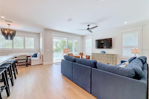 House in Holmes Beach, Florida 4 bedrooms, 216 sq.m. № 2151937 - photo 6