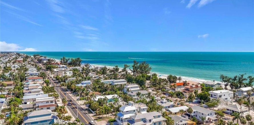 House in Holmes Beach, Florida 4 bedrooms, 216 sq.m. № 2151937