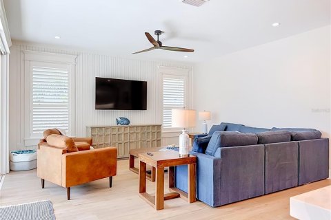 House in Holmes Beach, Florida 4 bedrooms, 216 sq.m. № 2151937 - photo 9