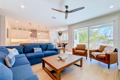 House in Holmes Beach, Florida 4 bedrooms, 216 sq.m. № 2151937 - photo 11